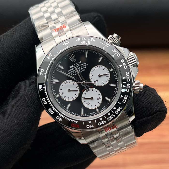 Reloj tipo Rolex Daytona con esfera negra, cronógrafos blancos y bisel taquimétrico, ideal para hombres con estilo deportivo y elegante en Colombia.