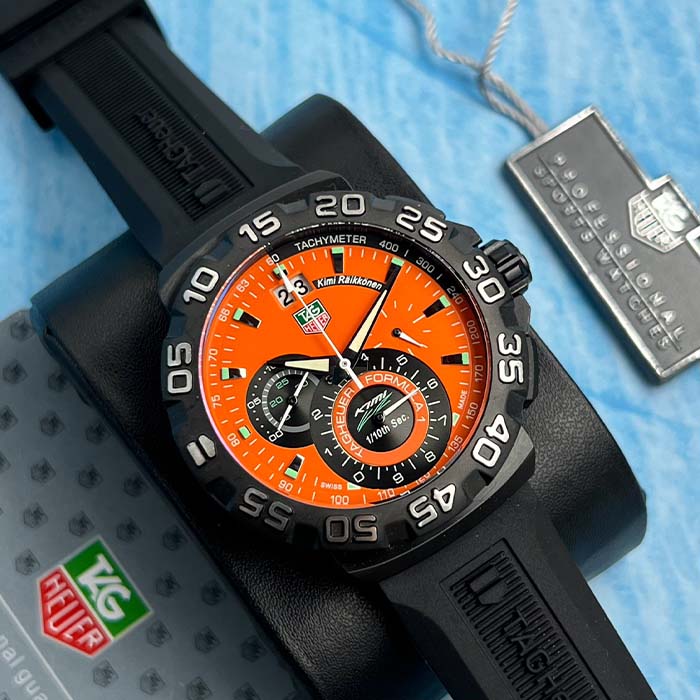 Reloj TAG Heuer Fórmula 1 edición especial Kimi Räikkönen con esfera naranja y correa negra de caucho para un estilo deportivo único.
