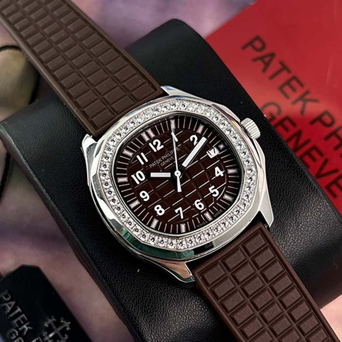 Reloj Patek Philippe Aquanaut para mujer con esfera marrón, correa de caucho café y bisel decorado con brillantes, ideal para looks elegantes.
