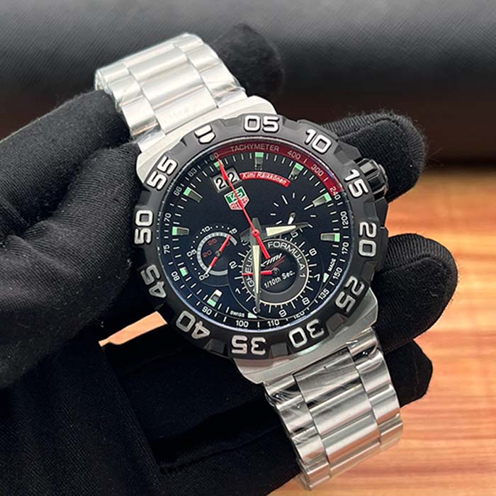 Reloj TAG Heuer Fórmula 1 edición especial Kimi Räikkönen con cronógrafo deportivo, bisel numerado y brazalete metálico.