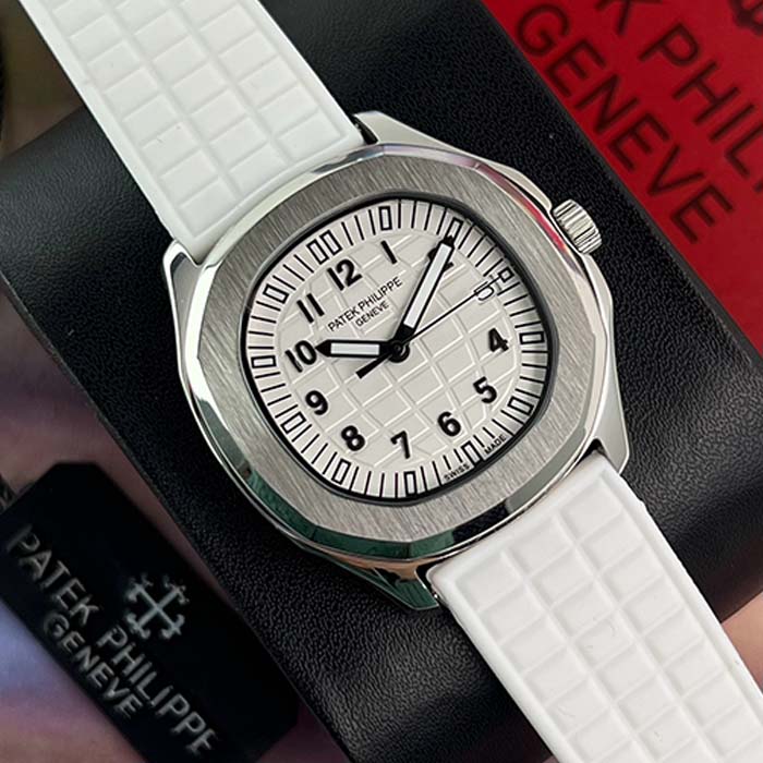 Reloj Patek Philippe Aquanaut blanco para hombre con correa de caucho y esfera blanca, diseño deportivo y sofisticado.