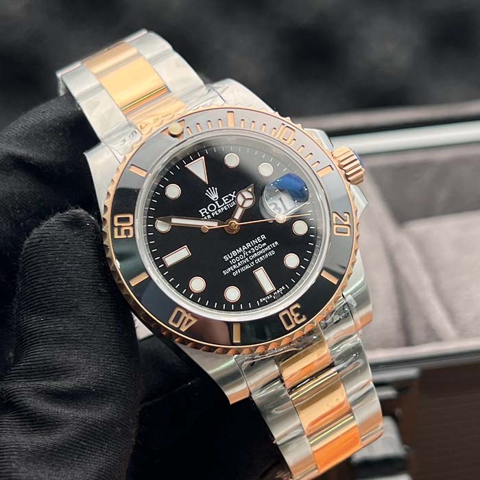 Reloj tipo Rolex Submariner en acero y oro rosado con esfera negra y bisel giratorio, ideal para hombres con estilo elegante en Colombia.
