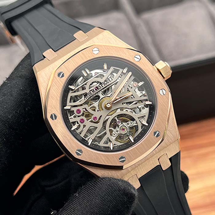 Reloj Audemars Piguet Royal Oak esqueleto en tono rosado con correa negra, diseño deportivo y elegante para hombre.