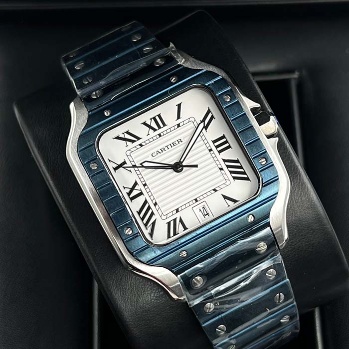 Reloj Cartier Santos con correa azul y caja de acero, esfera blanca con números romanos, diseño clásico y moderno para uso diario.