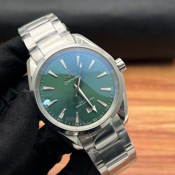 Reloj Omega Seamaster Aqua Terra con esfera verde intensa y brazalete de acero. Reloj de lujo automático con esfera verde y correa de acero inoxidable.