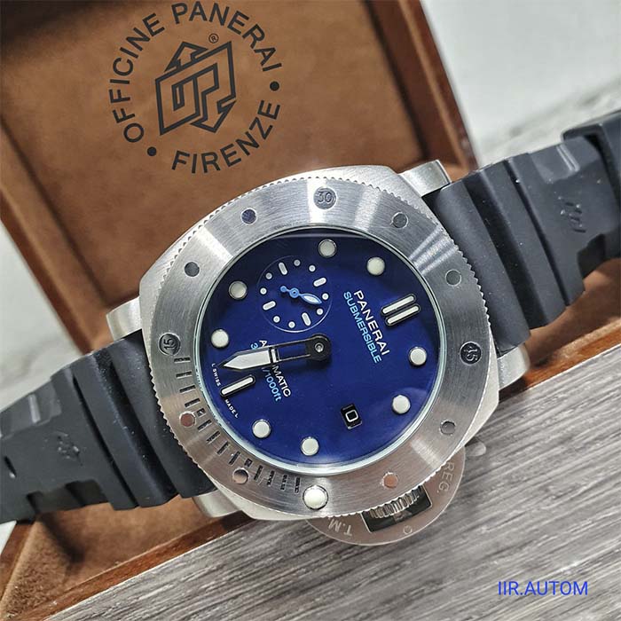Reloj Panerai Submersible automático con carátula azul intenso, bisel en acero inoxidable y correa negra de caucho estilo deportivo.