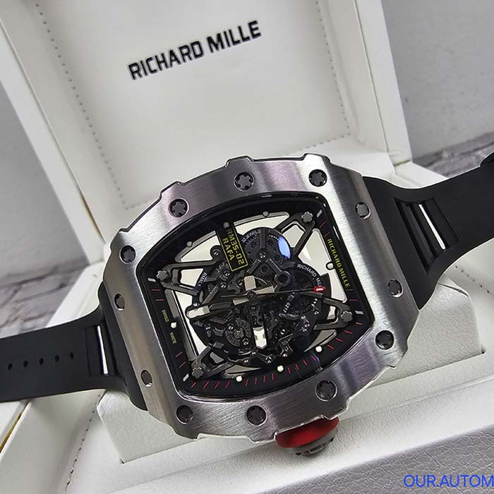 Reloj Richard Mille skeleton con caja de acero cepillado, correa negra y mecanismo visible, estilo deportivo de lujo.
