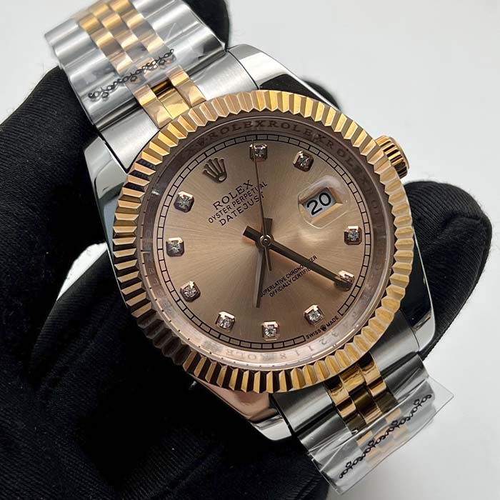 Reloj estilo Rolex Datejust con esfera color chocolate y detalles dorados, ideal para hombres con estilo elegante y sofisticado.
