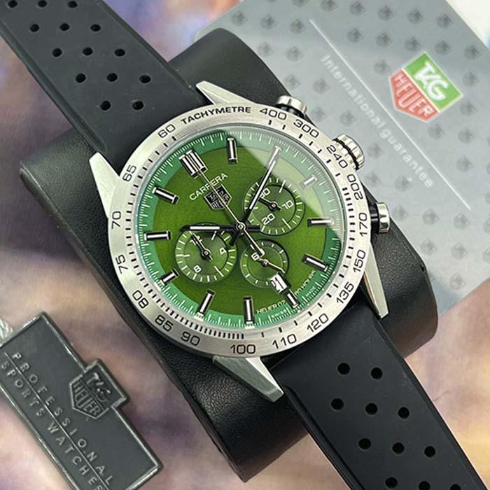 Reloj TAG Heuer Carrera con cronógrafo y esfera verde vibrante, correa negra deportiva y diseño de lujo accesible.