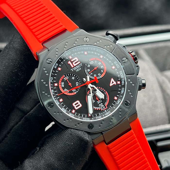 Reloj Tissot Racing Chrono en negro con detalles rojos y correa de silicona, estilo deportivo con cronógrafo funcional para hombre.