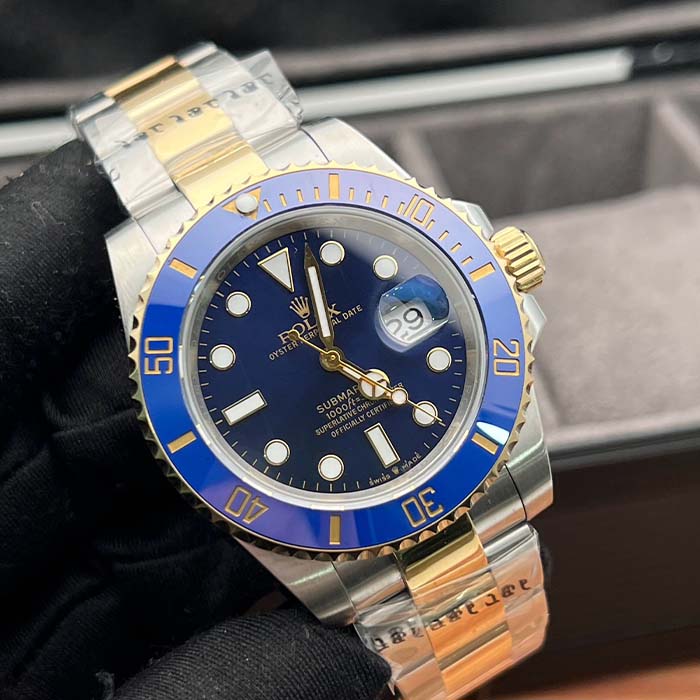 Reloj tipo Rolex Submariner bicolor con bisel azul y esfera azul intenso, ideal para hombres con estilo elegante y llamativo en Colombia.