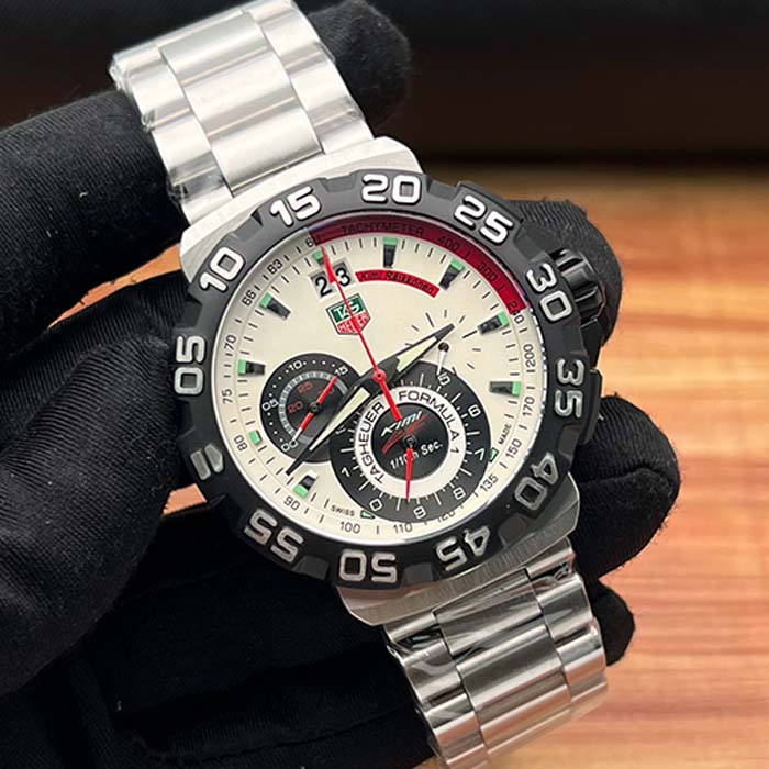 Reloj TAG Heuer Formula 1 edición Kimi Räikkönen con carátula blanca, detalles en rojo y negro, y correa de acero tipo cronógrafo.