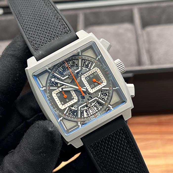 Reloj TAG Heuer Monaco con diseño skeleton en color blanco, caja cuadrada, cronógrafo y correa de caucho negra, ideal para uso diario y estilo deportivo.