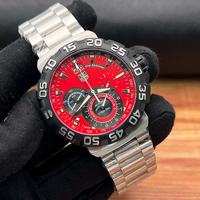 Reloj TAG Heuer Fórmula 1 con esfera roja, cronógrafo deportivo y brazalete metálico en acero inoxidable, ideal para uso diario y estilo casual elegante.