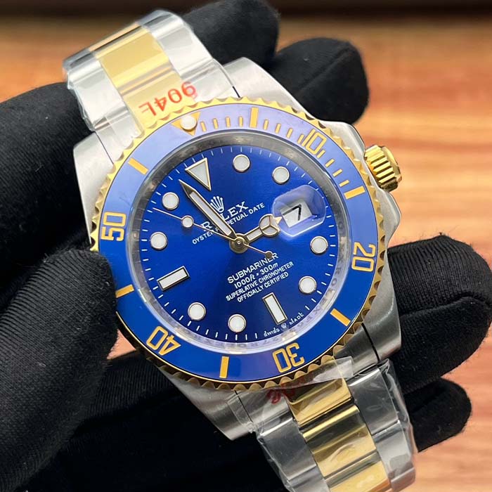 Reloj tipo Rolex Submariner azul con correa bicolor en acero y dorado, bisel y esfera azul intenso, ideal para hombres elegantes en Colombia.