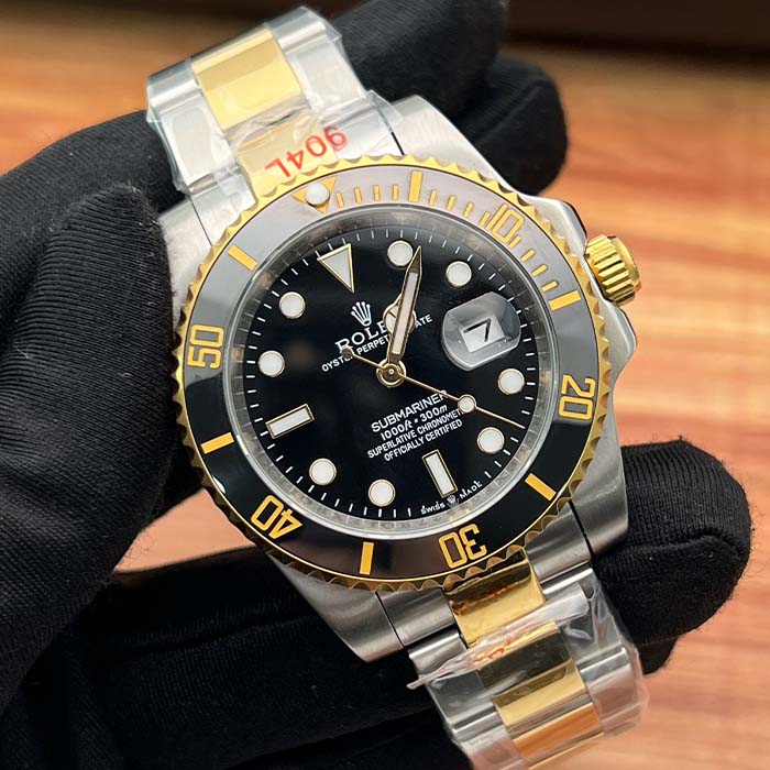 Reloj tipo Rolex Submariner bicolor con correa en acero y dorado, esfera y bisel negro, ideal para hombres con estilo clásico y elegante en Colombia.