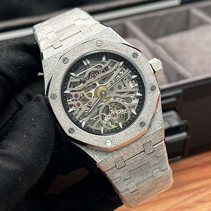 Reloj Audemars Piguet Royal Oak diseño esqueleto en acabado plateado escarchado con correa a juego, estilo elegante y moderno.