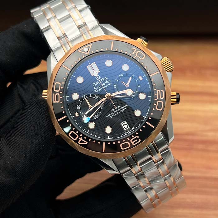 Reloj Omega Seamaster Diver 300M Cronógrafo con esfera azul, caja de acero y oro Sedna, y brazalete bicolor. Cronógrafo de buceo de lujo Omega.