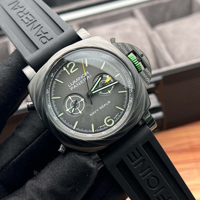 Reloj Panerai Luminor Navy Seals con diseño táctico en color negro, correa de caucho y detalles luminiscentes en el dial.