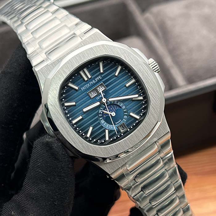 Reloj Patek Philippe Nautilus con carátula azul, calendario completo y correa de acero, perfecto para estilo ejecutivo y moderno.