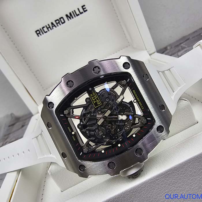 Reloj Richard Mille skeleton con correa blanca, caja de acero y diseño mecánico visible, estilo deportivo de alta gama.