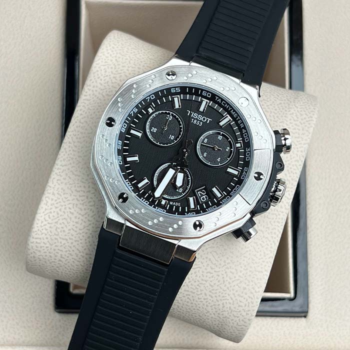 Reloj Tissot Chrono Sport Classic con correa negra y caja de acero, diseño deportivo para hombre con cronógrafo funcional.