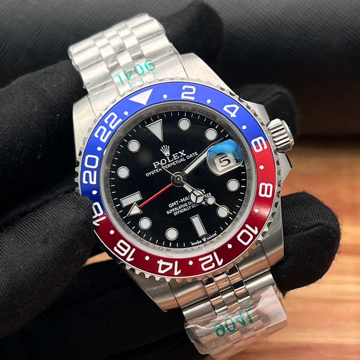 Reloj Rolex GMT-Master II con bisel azul y rojo, diseño elegante y deportivo, ideal para uso diario o eventos especiales, con brazalete tipo Jubilee en acero.