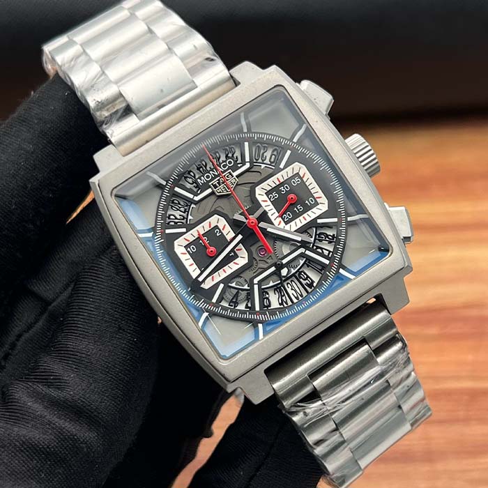 Reloj TAG Heuer Monaco skeleton negro con cronógrafos visibles, carátula transparente y correa metálica en acero inoxidable.