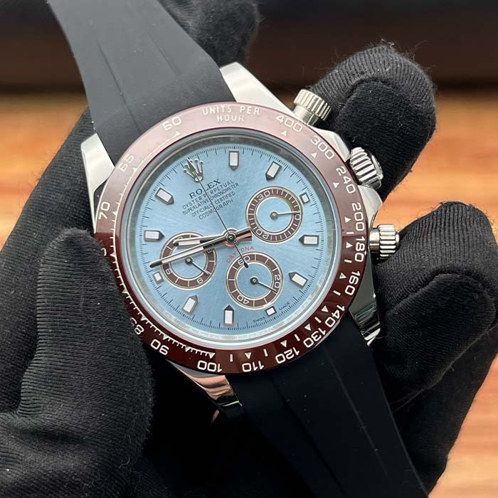 Reloj Rolex Daytona con carátula azul hielo, bisel marrón y correa negra de goma, ideal para quienes buscan un estilo deportivo con clase.