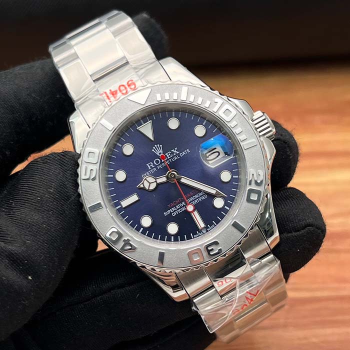 Reloj Rolex Yacht-Master con esfera azul marino, bisel plateado y brazalete de acero pulido, perfecto para estilo náutico y elegante.