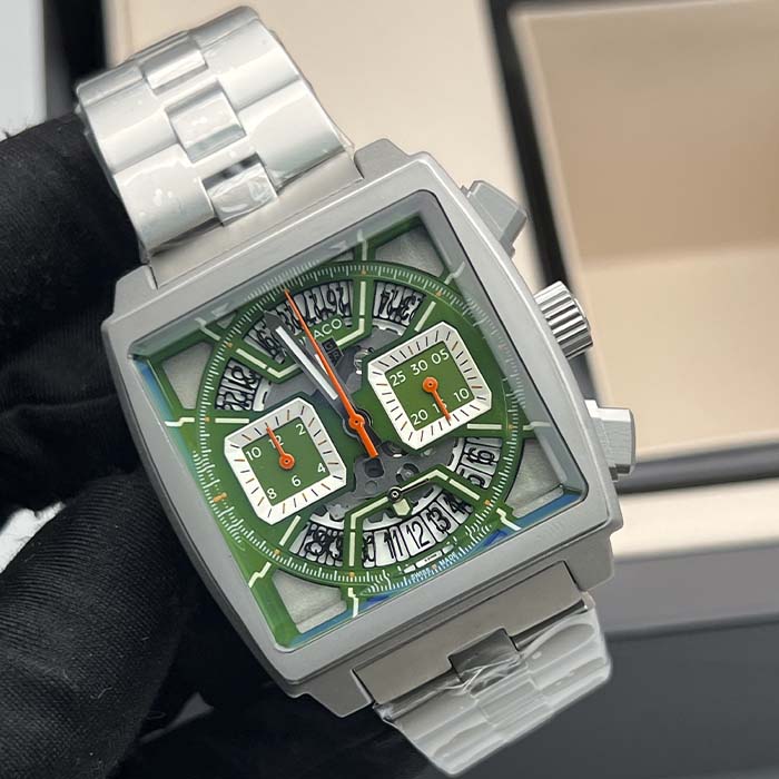 Reloj TAG Heuer Monaco Skeleton verde con cronógrafo funcional, diseño esqueleto y correa de acero inoxidable, edición moderna y audaz.