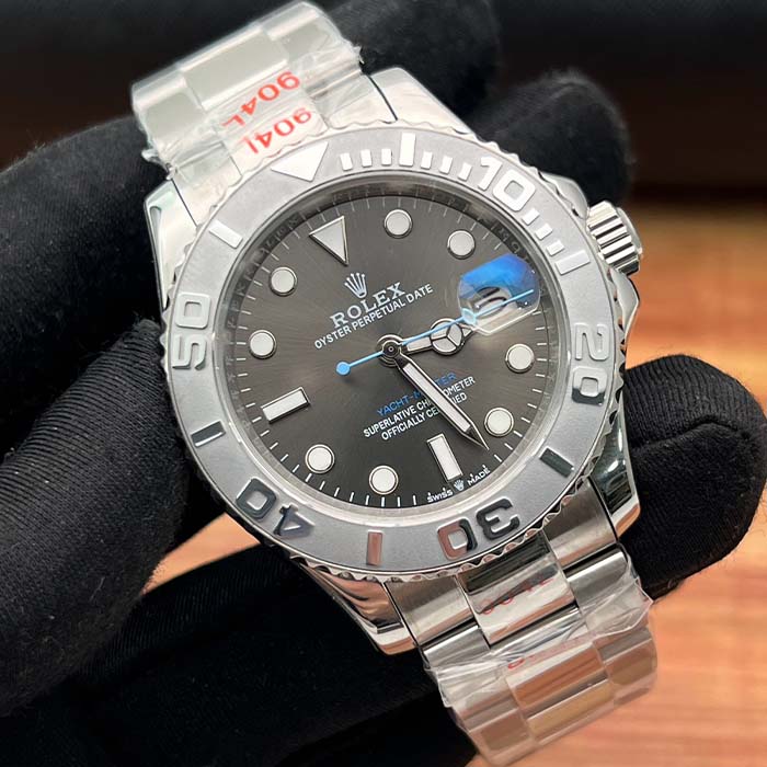 Reloj Rolex Yacht-Master con esfera gris oscuro, bisel grabado y brazalete de acero, ideal para estilo moderno y deportivo.