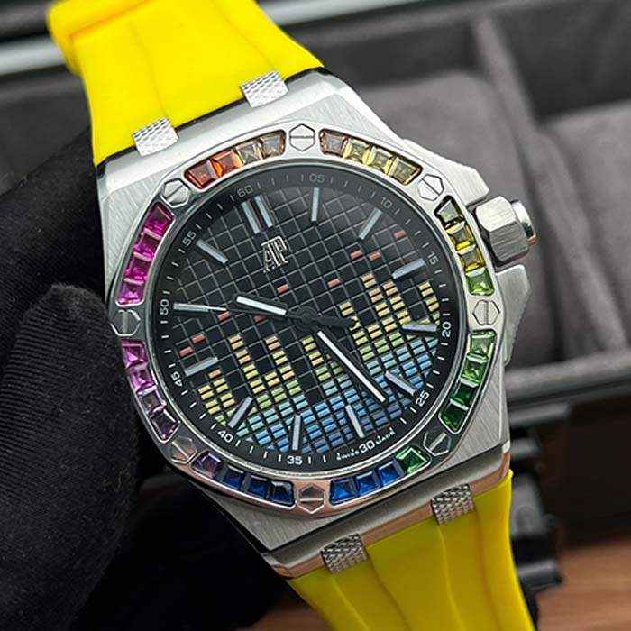 Reloj Audemars Piguet Royal Oak con diseño de ecualizador en colores arcoíris, bisel con gemas multicolor y correa amarilla vibrante, estilo moderno y original.