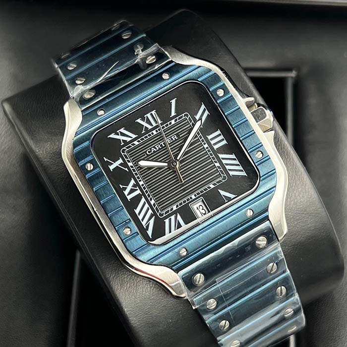 Reloj Cartier Santos azul con esfera negra y números romanos blancos, acabado metálico y correa de acero, estilo moderno y sofisticado para hombre.