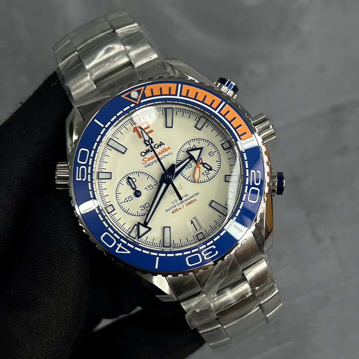 Reloj Omega Seamaster Planet Ocean Cronógrafo con esfera blanca, bisel azul y naranja, y brazalete de acero. Cronógrafo de buceo profesional Omega.