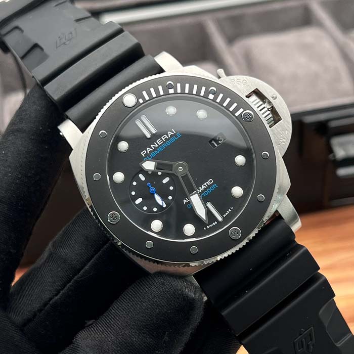 Reloj Panerai Submersible negro con diseño automático, sumergible hasta 300 metros y correa de caucho negra resistente