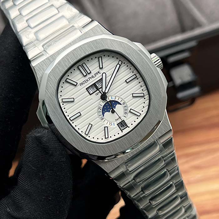 Reloj Patek Philippe Nautilus con carátula blanca, calendario completo y fase lunar, ideal para hombres con estilo sofisticado en Colombia.