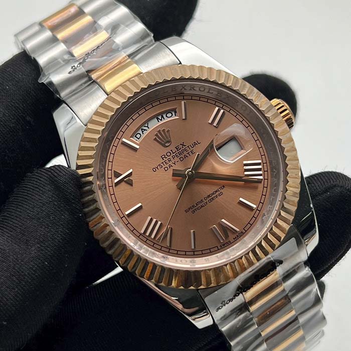 Reloj estilo Rolex Day-Date con esfera cobre y correa bicolor dorada, diseño sofisticado ideal para hombres con estilo ejecutivo en Colombia.