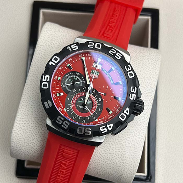 Reloj TAG Heuer Formula 1 con cronógrafo, esfera roja, bisel negro y correa de silicona roja, estilo deportivo para hombres modernos.