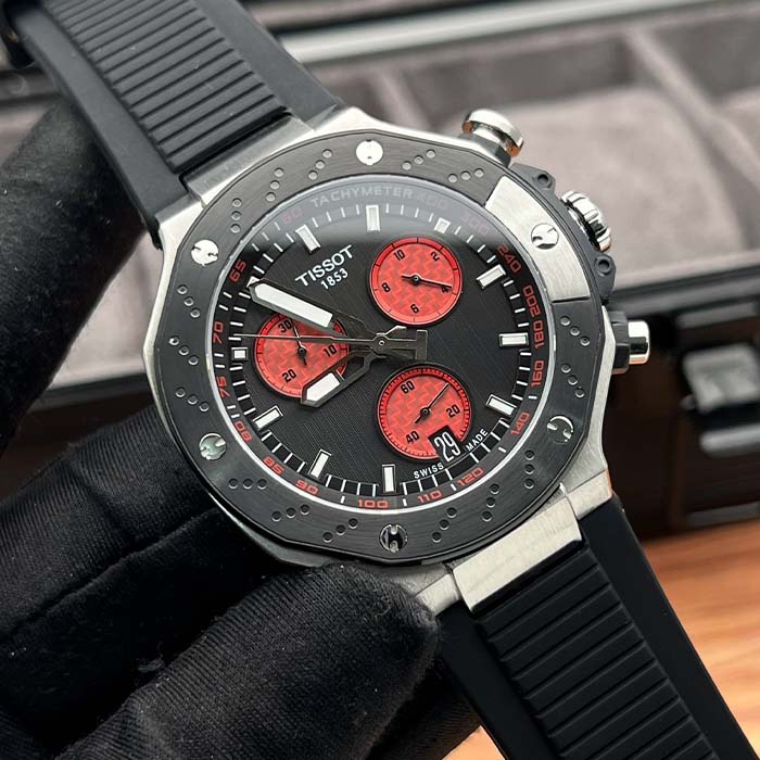 Reloj Tissot Chrono edición Black Red con correa negra y detalles rojos, diseño deportivo con cronógrafo para hombre.