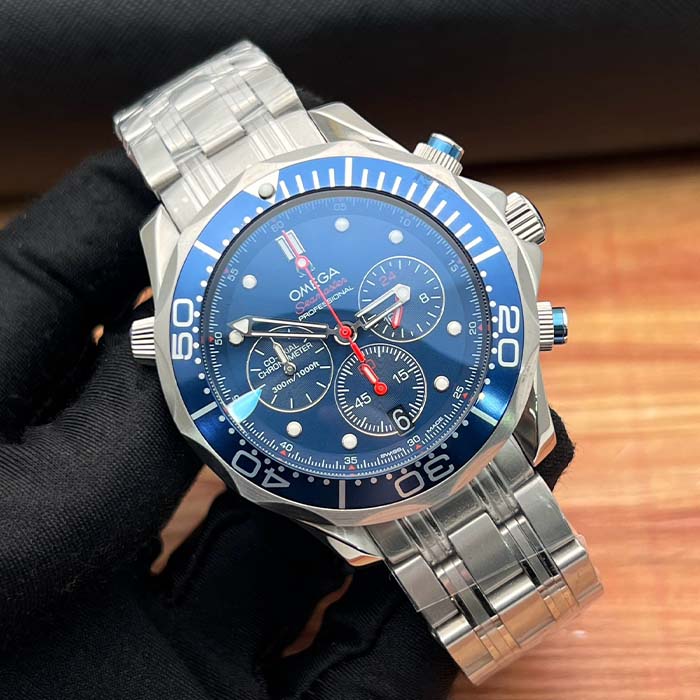 Reloj Omega Seamaster Diver 300M Cronógrafo con esfera y bisel azules, y brazalete de acero inoxidable. Cronógrafo de buceo azul Omega.