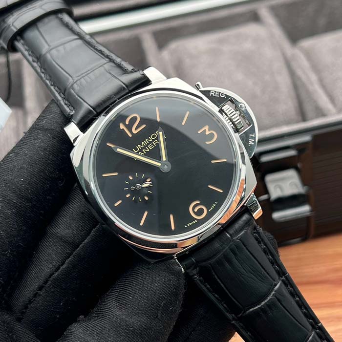 Reloj Panerai Luminor clásico negro con esfera minimalista y correa de cuero tipo cocodrilo, ideal para hombre con estilo.
