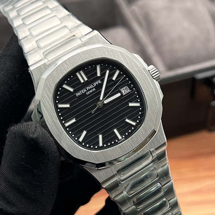 Reloj Patek Philippe Nautilus elegante con carátula negra, pulsera de acero y función de fecha, ideal para hombres con estilo en Colombia.