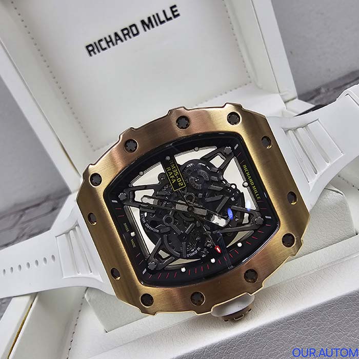 Reloj Richard Mille skeleton con caja oro rosa y correa blanca, diseño moderno con mecanismo visible ideal para estilo elegante y deportivo.