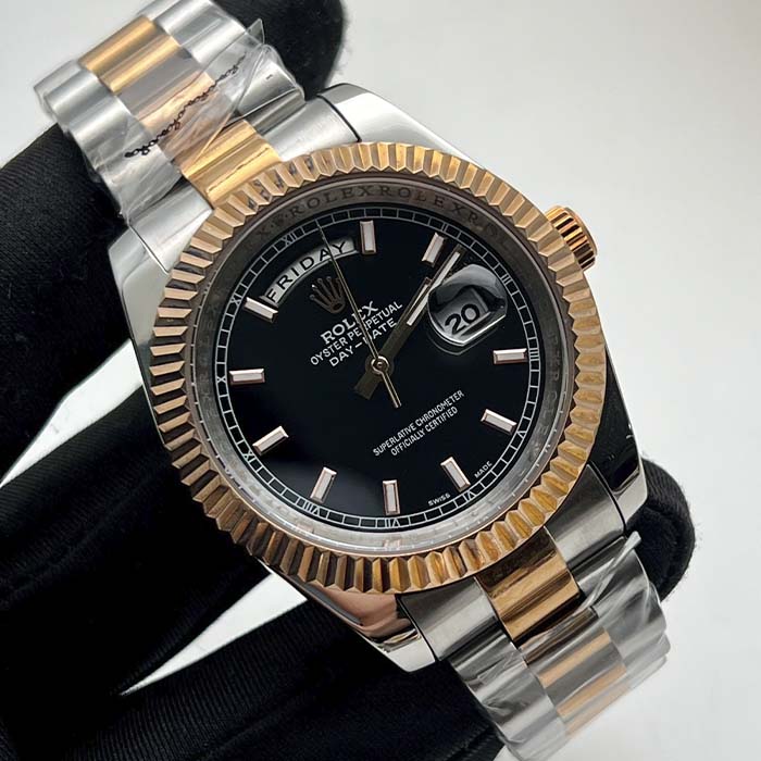 Reloj tipo Rolex Day-Date con esfera negra y correa bicolor dorada, ideal para hombres con estilo ejecutivo y sofisticado en Colombia.