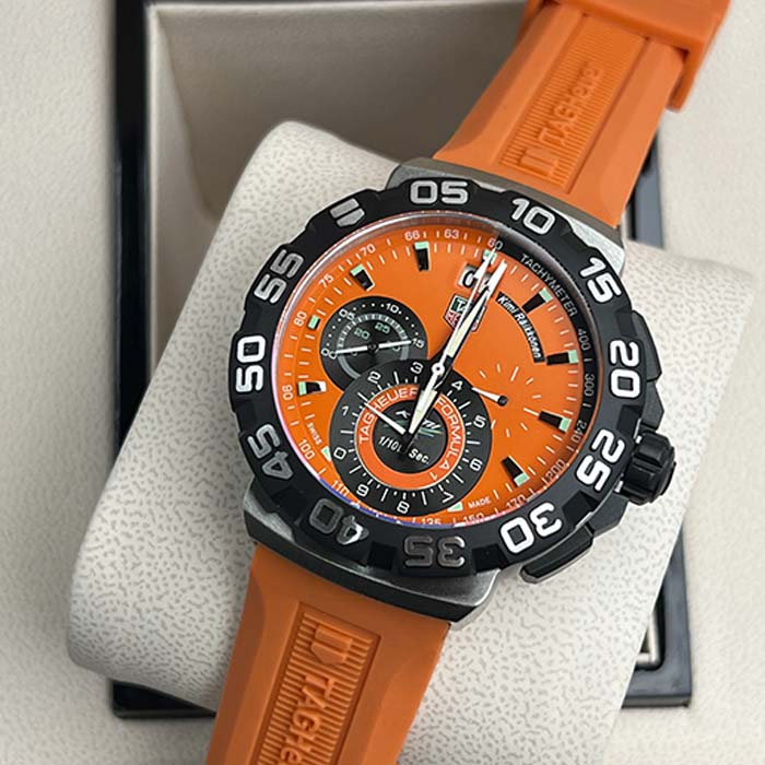 Reloj TAG Heuer Formula 1 con cronógrafo, esfera naranja, correa de silicona y bisel negro, ideal para uso deportivo y casual.