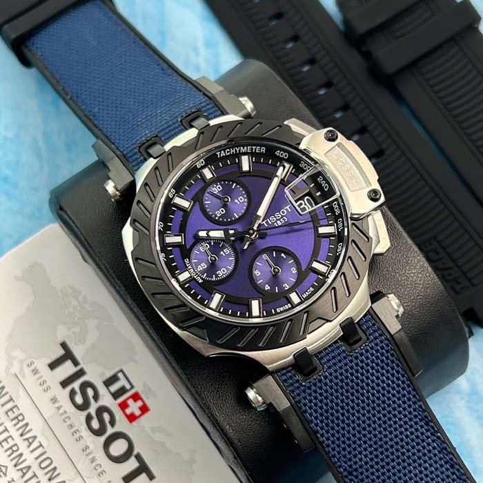 Reloj Tissot Chrono Blue Force para hombre con carátula azul y correa de tela resistente, ideal para uso diario con estilo deportivo.