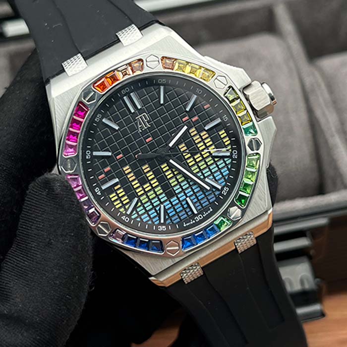 Reloj Audemars Piguet Royal Oak DJ edición negra con correa de caucho, diseño de ecualizador en la carátula y bisel con gemas arcoíris.