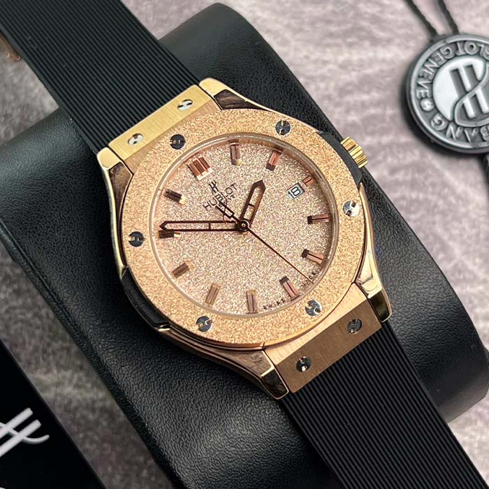 Reloj Hublot en oro rosado con textura escarchada y correa negra de silicona, diseño moderno y elegante para looks sofisticados en Colombia.
