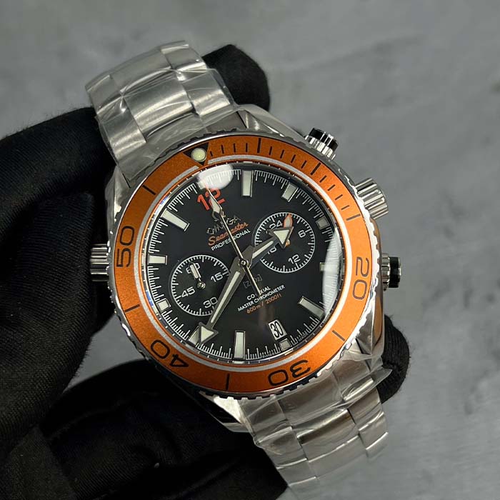 Reloj Omega Seamaster Planet Ocean Cronógrafo con esfera negra, bisel naranja, y brazalete de acero. Cronógrafo de buceo Omega con bisel naranja.